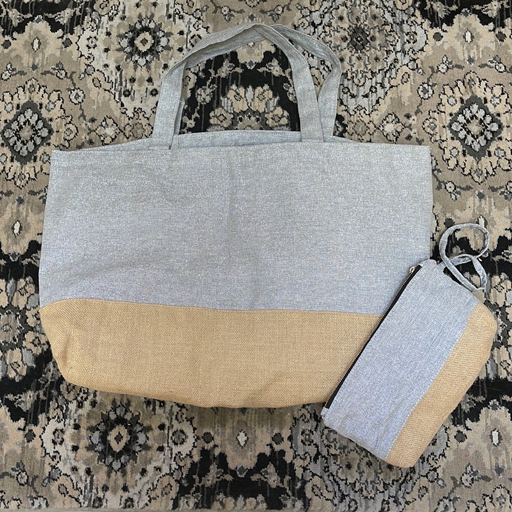 Chicos Light Weighr Fashion Tote With Wristlet/Pocket Purse.